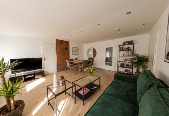    BONNYSTAY - Modern - Zentral - Kitchen - 6 Pax - Garage - Netflix - Work Space allows 18 year olds to book a room