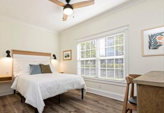 The Waverly 100 Inn at Old Beach has rooms with a private hot tub