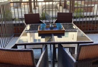 KING BEDS & Patio-65 inch Roku-Walk to Food and Drinks has Balcony rooms