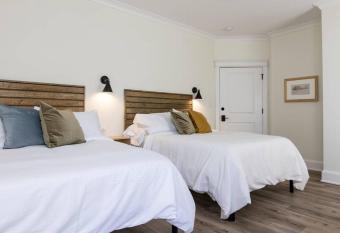 Hilltop 104 Inn at Old Beach has rooms with a private hot tub