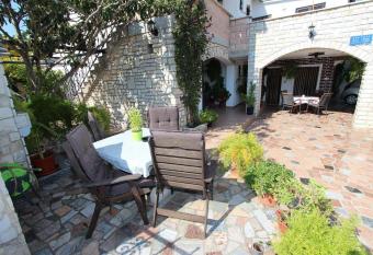 Guest house Licul allows 18 year olds to book a room