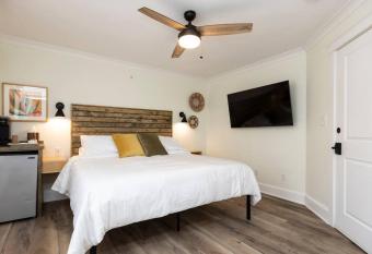 Breakers 204 Inn at Old Beach has rooms with a private hot tub