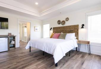 Avamere 206 Inn at Old Beach has Balcony rooms