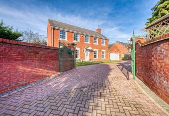 Safari Stays - Gated - Sleeps 14 - Hot tub - Garden has rooms with a private hot tub