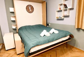 Apollo 4 - Luxury Apartment (City Center Studio) allows 18 year olds to book a room