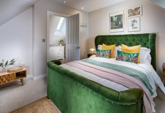 Roseland Apartment 5 has Balcony rooms