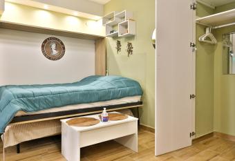 Apollo 5 - Luxury Apartment (City Center Studio) allows 18 year olds to book a room
