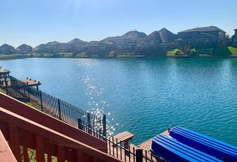 5 bed 3.5 bath Peaceful Lake house Mansion has rooms with a private hot tub