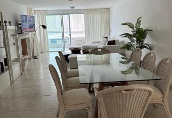 Torre Nueva York Parada 5 Brava has rooms with a private hot tub