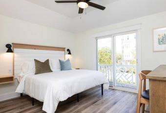 The Princess Anne 200 Inn at Old Beach has Balcony rooms