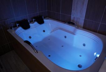 apartment experiences, picnic, barril asados, hidromasajes has rooms with a private hot tub