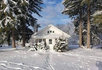 The Enchanted Cottage has Balcony rooms