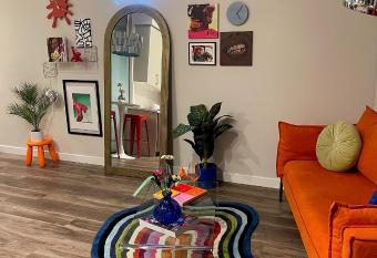 Jack London square stylish luxury 1BD apartment allows 18 year olds to book a room