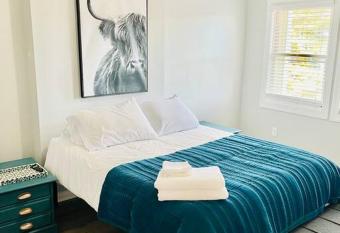 Kennedy King Townhouse II allows 18 year olds to book a room