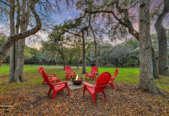 Canyon Lake Grill and Firepit Walk to Lake has Balcony rooms