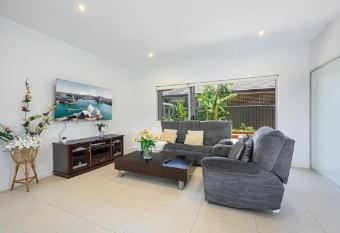 Spacious 5 Bedroom 2.5 bathroom House in Gregory Hills has rooms with a private hot tub