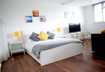 The Bay Beach Apartments - Apt. 09 allows 18 year olds to book a room