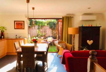 The Red Barn - Entire guesthouse -quiet but close to everything allows 18 year olds to book a room