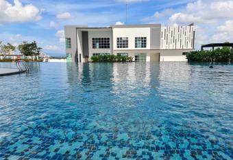 Eid2 SKS Habitat Larkin-3BR Family Friendly up to 10Pax - 9 Beds- Free Wifi Pool Parking Gym & Preminum facilities has rooms with a private hot tub