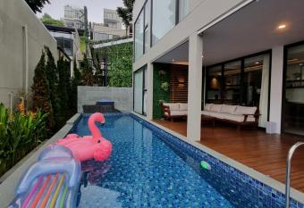 Villa Daun at Dago Village has rooms with a private hot tub