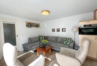 Gezinsvriendelijke Vakantiewoning, 150 Meter van Strand in Egmond aan Zee has Balcony rooms