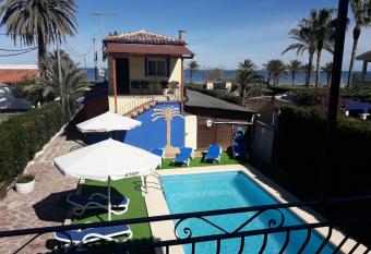 Hostal Oasis has Balcony rooms