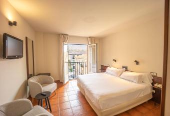 Hotel Florida has rooms with a private hot tub