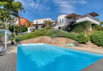 Hauzify I Villa Bonet has Balcony rooms