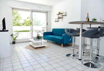 Appartement terrasse et parking privatif H  pitaux et Facult  s has Balcony rooms