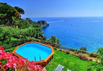 Villa Conca Smeraldo has Smoking/Balcony rooms