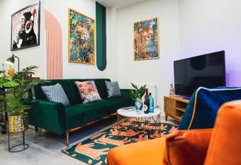 Spacious Luxury Apartment in Stevenage, Sleeps 6, with Free Parking, and Free Wi-Fi allows 18 year olds to book a room