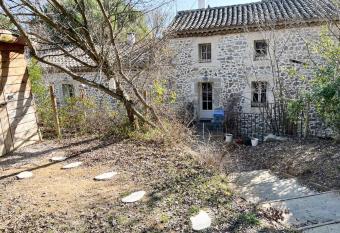 Maisonnette romantique avec Spa has rooms with a private hot tub