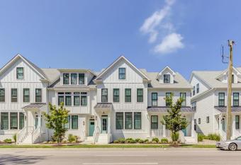 517 The Southend Pier House has Balcony rooms