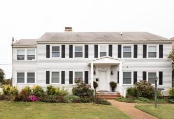 The Seashore Getaway House has Balcony rooms