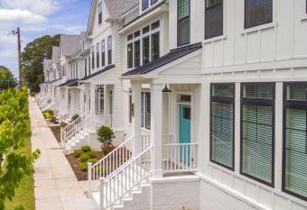 513 The First Colonial House has Balcony rooms