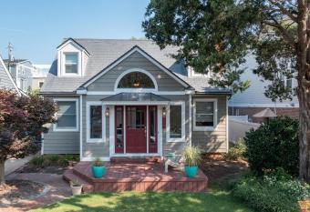 The North End Bungalow has Balcony rooms