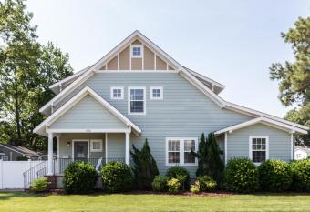 The Virginia Beach ViBe House has Balcony rooms
