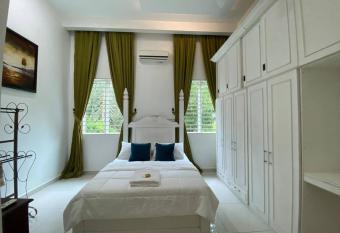 VILLA PERMATA IBU has Balcony rooms