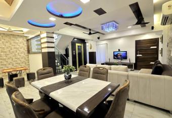 Posh Villa - 4 Bedroom w chef/WIFI upto 13 people has rooms with a private hot tub