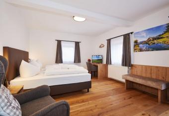 Das Salzburgblick has Balcony rooms