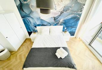 Superbe 50m   calme et   l  gant, proche Paris has Balcony rooms