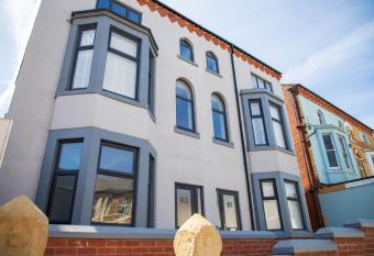 Withnell Stays - Apartment Four - Ground Floor has rooms with a private hot tub