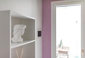 La Galla House - SIT Rooms allows 18 year olds to book a room