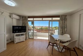 Flamingo Ocean view apartement allows 18 year olds to book a room