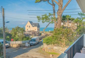 La mer    vos pieds, la plage    50m has Balcony rooms