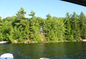 Quiet, secluded cottage for rent on Blackstone lake, Ontario has rooms with a private hot tub