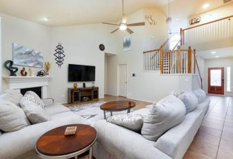 Exquisite Luxury Home near Sea World, San Antonio has Balcony rooms