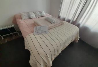 Solo para dormir Ezeiza a 20 minutos de Aeropuerto Ministro Pistarini allows 18 year olds to book a room