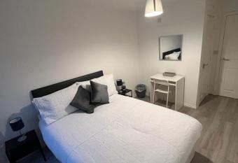 2 bedroom light, spacious aptmnt nr Heathrow allows 18 year olds to book a room