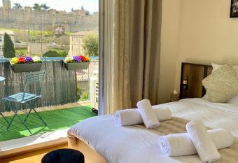 Maison face    la cit   allows 18 year olds to book a room